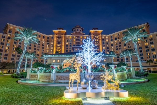 A beautiful display of Christmas lights decorating the towering Rosen Shingle Creek at night. 