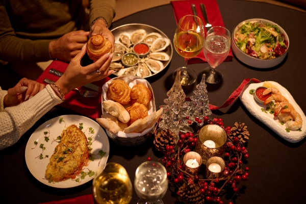 The Ultimate Guide to Orlando Holiday Events 10 A table set with various dishes of food and a holiday centerpiece showcasing the Christmas buffet at Rosen Shingle Creek.