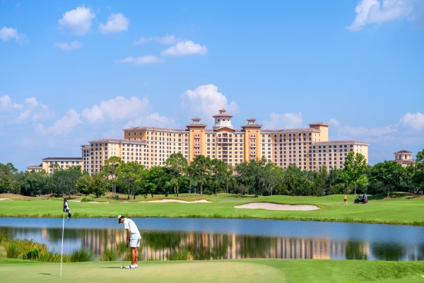 A Golfer's Guide to Shingle Creek Golf Club: Course Highlights and Tips 9 A man putting a golf ball at Shingle Creek Golf Club located next to Rosen Shingle Creek in Orlando.