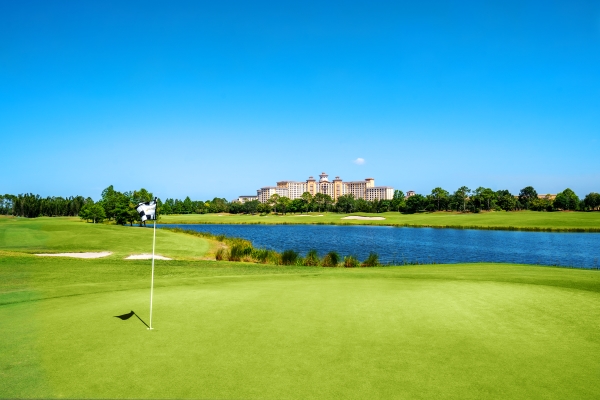 A Golfer's Guide to Shingle Creek Golf Club: Course Highlights and Tips 1 A putting green overlooking a lake at Shingle Creek Golf Club located next to Rosen Shingle Creek in Orlando.