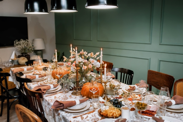 Thanksgiving Without Cooking: Rosen Shingle Creek is a Holiday Escape 1 A cozy, beautifully decorated Thanksgiving table in a dining room with a green wall.